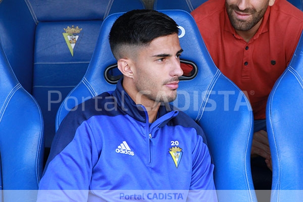 Nico Hidalgo, en el banquillo del Cádiz CF / Trekant Media