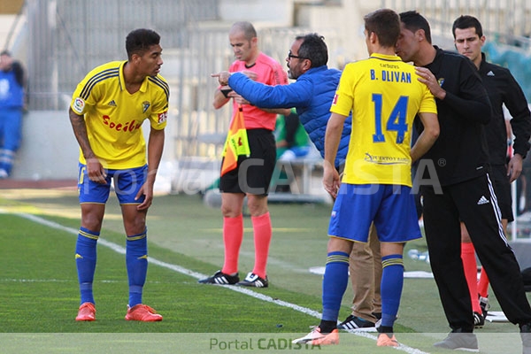 Álvaro Cervera conversa con jugadores / Trekant Media