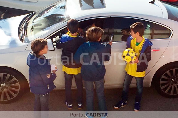 Niños en El Rosal firmando productos del Cádiz CF / Trekant Media