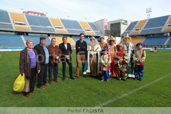 Los Reyes Magos del barrio La Laguna fueron recibidos por el Cádiz CF / Trekant Media