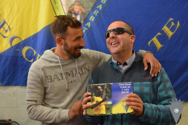 Aitor García recibe el 'Trofeo Mojama' de la Sección Barbate / Cádiz CF