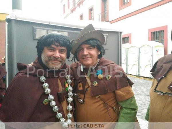 Manuel Vizcaíno, con el coro 'Cuando dispara Robin Hood, ojú' / Trekant Media