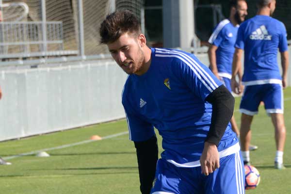 Adrián López Carmuega, en el entrenamiento con el primer equipo del Cádiz CF / Marcos Piñero - portalcadista.com