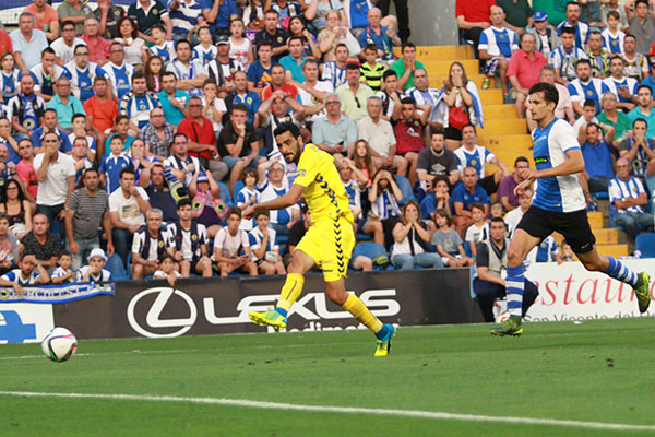 Dani Güiza, en el momento del remate que supuso el gol contra el Hércules CF / Trekant Media