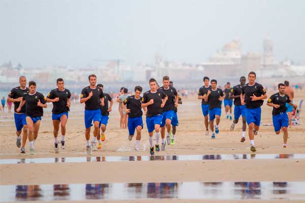 Un entrenamiento en la playa / Trekant Media