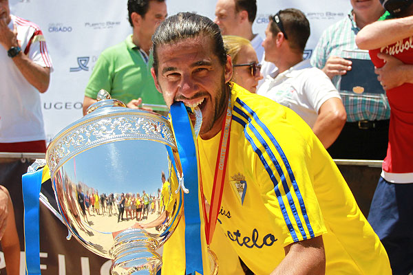 Ezequiel Carrera, tras ganar el Campeonato de Liga de Fútbol Playa 2016 / Trekant Media