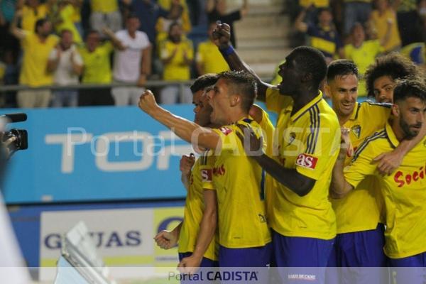 El Cádiz celebra el gol de Aketxe ante el Tenerife