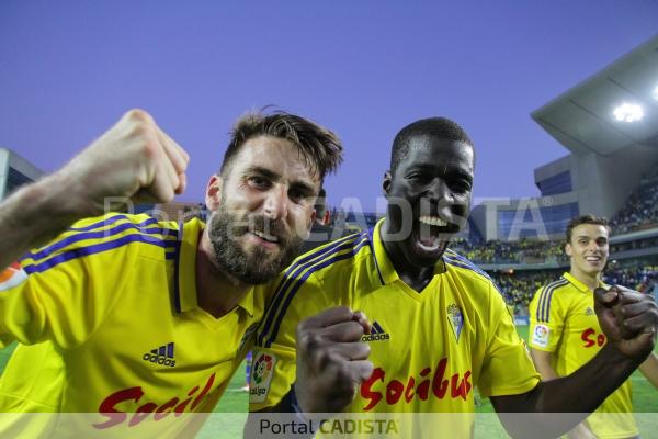 José Mari y Sankaré celebran la clasificación para el playoff / Trekant Media