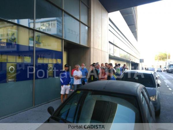 Aficionados antes de dar comienzo la campaña de abonados