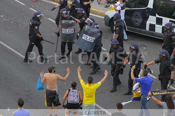 Actuación policial a la llegada del autobús del Cádiz CF contra el CD Tenerife / Trekant Media