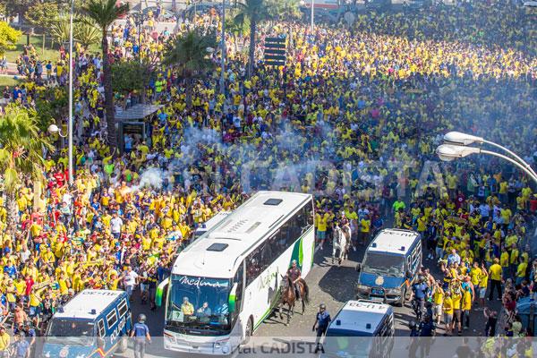 Recibimiento del autobús del Cádiz CF la pasada temporada / Trekant Media