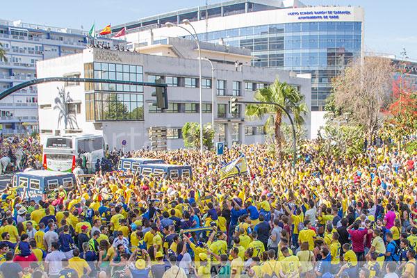 Recibimiento al autobús del Cádiz CF la pasada temporada / Trekant Media