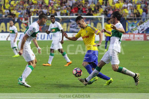 Rubén Cruz regateando a jugadores del Elche. / Trekant Media