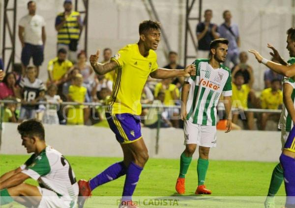 Eddy celebra su gol en Sanlúcar