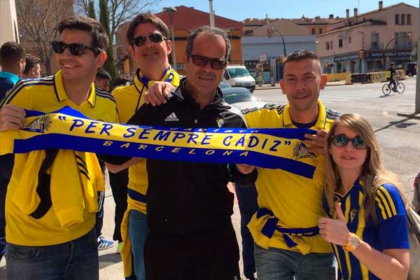 Miembros de la Peña Per Sempre Cádiz con Álvaro Cervera en Gerona