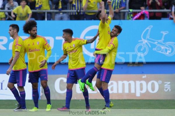 Cádiz CF celebrando el gol de Álvaro García ante el Rayo