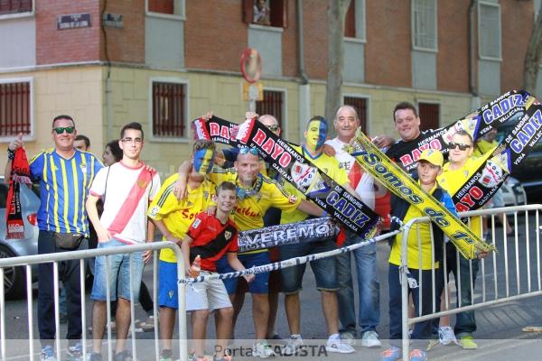 Aficionados cadistas y del Rayo Vallecano en el partido de ida de la liga esta temporada / Trekant Media