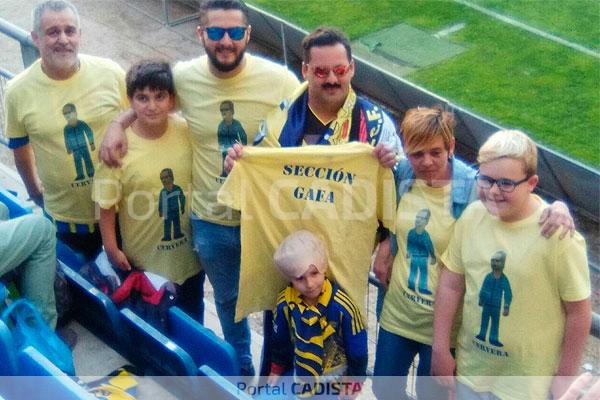 Aficionados con camisetas de Álvaro Cervera