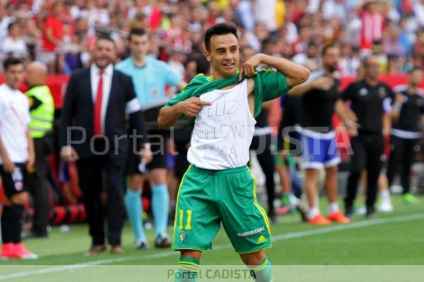 Álvaro García en el momento de mostrar la camiseta