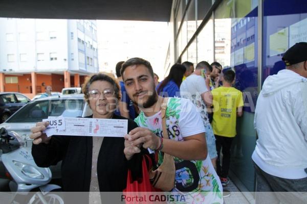 Cadistas con sus entradas en Carranza esta mañana