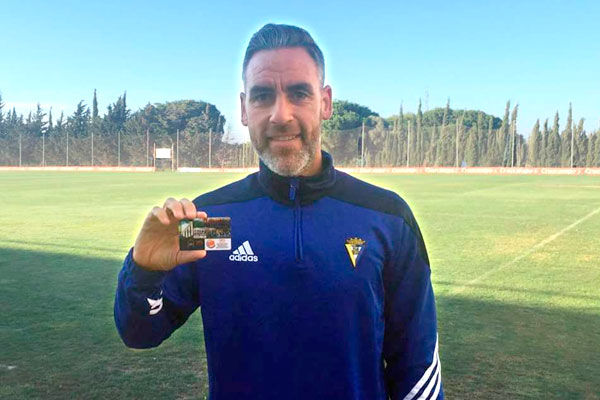 Abel Gómez, con el abono del Club Atlético Monachil / Club Atlético Monachil