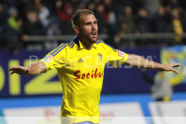 Alfredo Ortuño celebra un gol con el Cádiz CF / Trekant Media