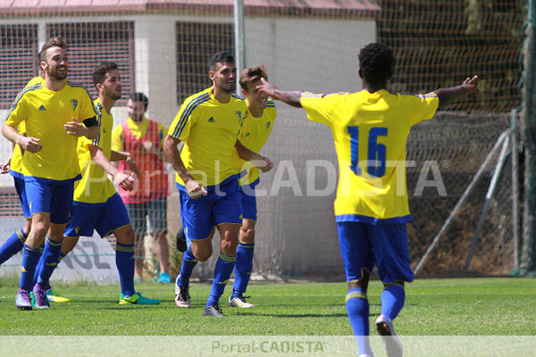 Dani Carballo celebra un gol con el Cádiz CF B / Trekant Media