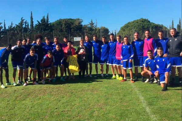 Cáritas El Colorado con la plantilla del Cádiz CF