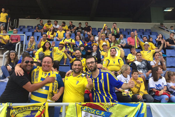 Afición cadista en Tenerife / Twitter @albertocadizcf