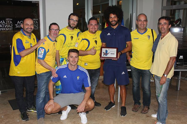 La Peña Cadista Chicharros en Amarillo en la entrega de su trofeo a Aridane