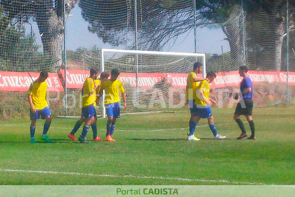 El Cádiz B celebra un gol ante la UD Roteña / Cedida - Miguel Ángel Vázquez