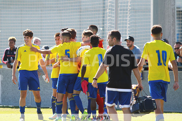 El Cádiz B celebró al final del partido la victoria con sus aficionados / Trekant Media