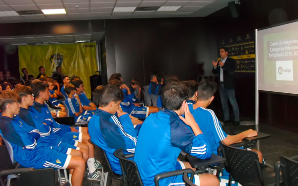 Jugadores del Cádiz CF en la charla de LaLiga / cadizcf.com