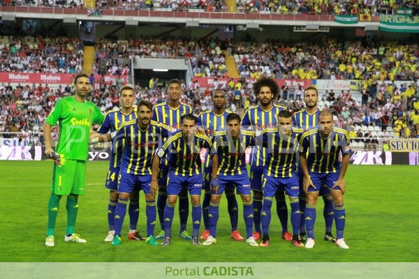 El equipo con su segunda equipación en Vallecas