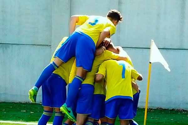 El Cádiz CF Juvenil celebra un gol / Instagram @juankaadame