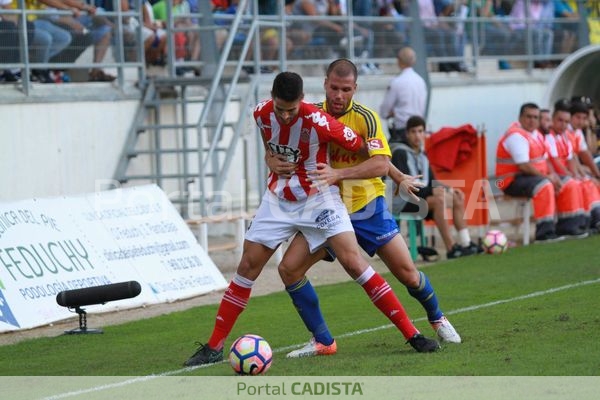 Ortuño defiende un balón