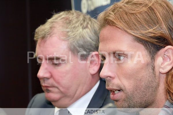 David Sánchez, en su presentación con el Cádiz CF junto a Manuel Vizcaíno / Trekant Media