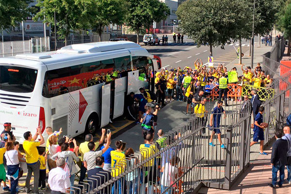 Llegada del autobús del Cádiz CF al estadio del CF Reus / CF Reus