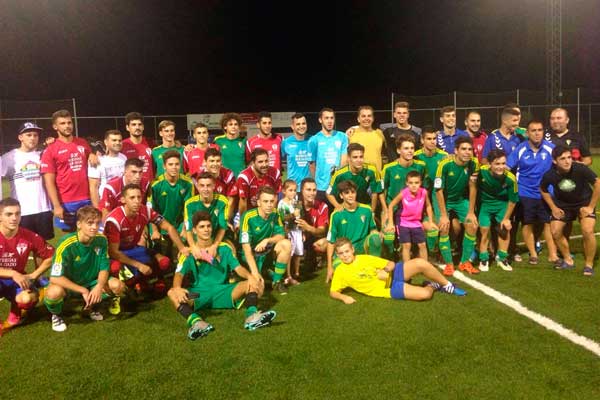 El Balón Juvenil con la copa de campeón del 6º Trofeo Feria de Prado del Rey / UD Juventud Prado del Rey