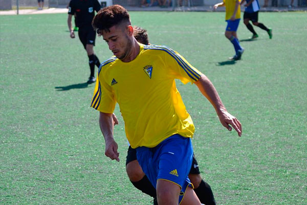 El canterano Foncubierta con el Balón de Cádiz CF