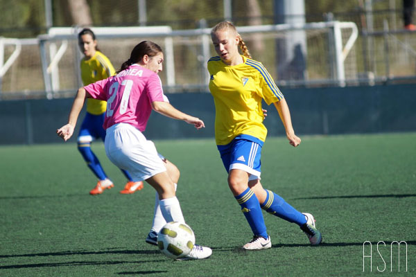 Laura Heredia con el balón. / Imagen: Águeda Sánchez