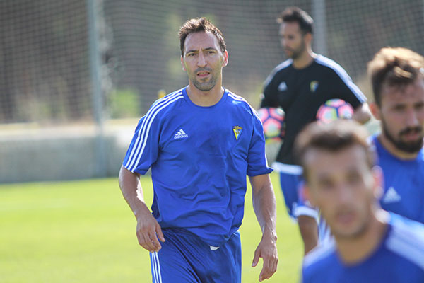 Migue González entrenando con el Cádiz CF / Trekant Media