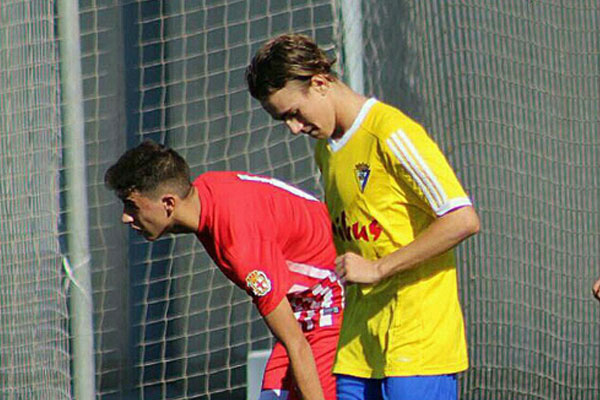 Balón de Cádiz CF Cadete A / Óscar Baldomero