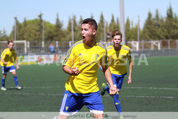 El Balón de Cádiz CF Juvenil celebra un gol en El Rosal / Trekant Media