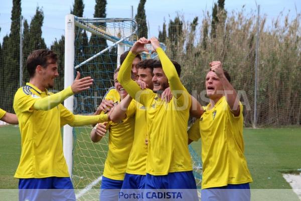 El Cádiz B celebraba su gol ante el Sanluqueño hoy en El Rosal / Trekant Media