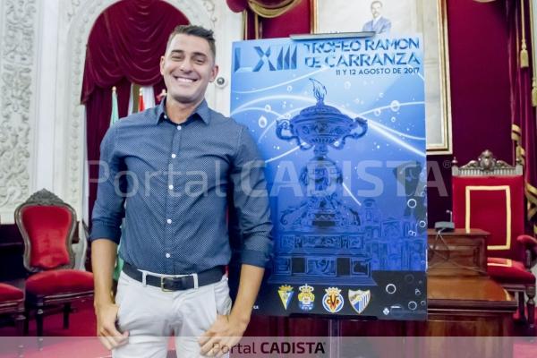 Antonio Caro con el cartel del 63º Trofeo Ramón de Carranza / Trekant Media