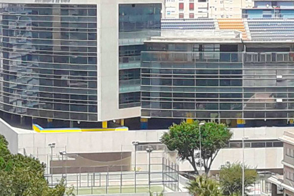 Estadio Ramón de Carranza, coloreado de amarillo y azul / Twitter @JoseMari005