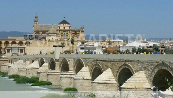 Puente Romano de Córdoba siendo cruzado por cadistas