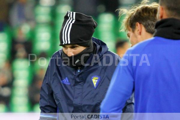 Jugador del Cádiz abrigado