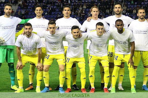 El Cádiz CF con camisetas de apoyo a José Mari / José Antonio Carrasco - eldorsal.com